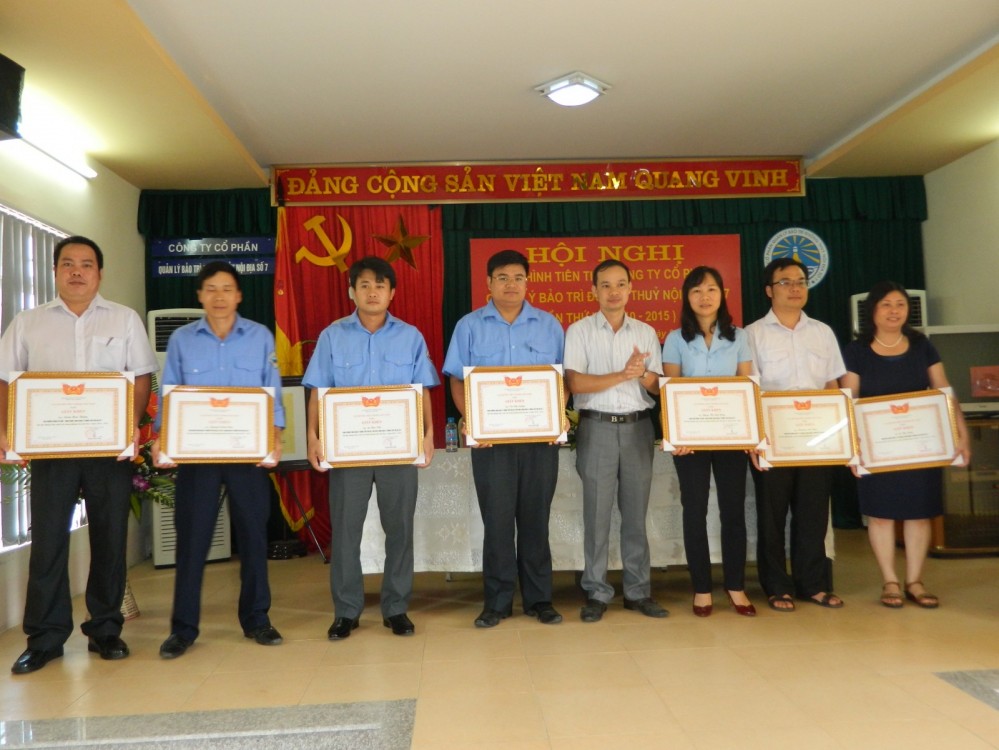 Đồng chí Nguyễn Hồng Tuyên - Phó Trưởng phòng Tổ chức Cán bộ - Cục Đường thuỷ nội địa Việt Nam trao thưởng cho các cá nhân tại Hội nghị điển hình tiên tiến năm 2015 (1)