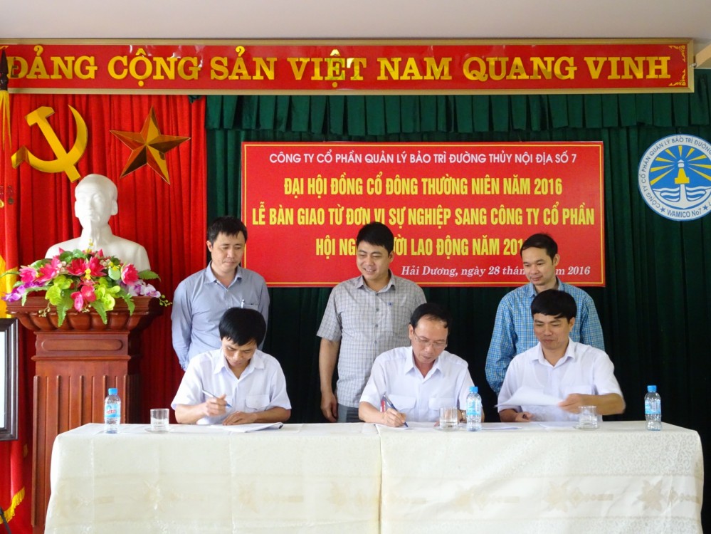 Đại diện lãnh đạo Cục Đường thủy nội địa Việt Nam chứng kiến Lễ bàn giao