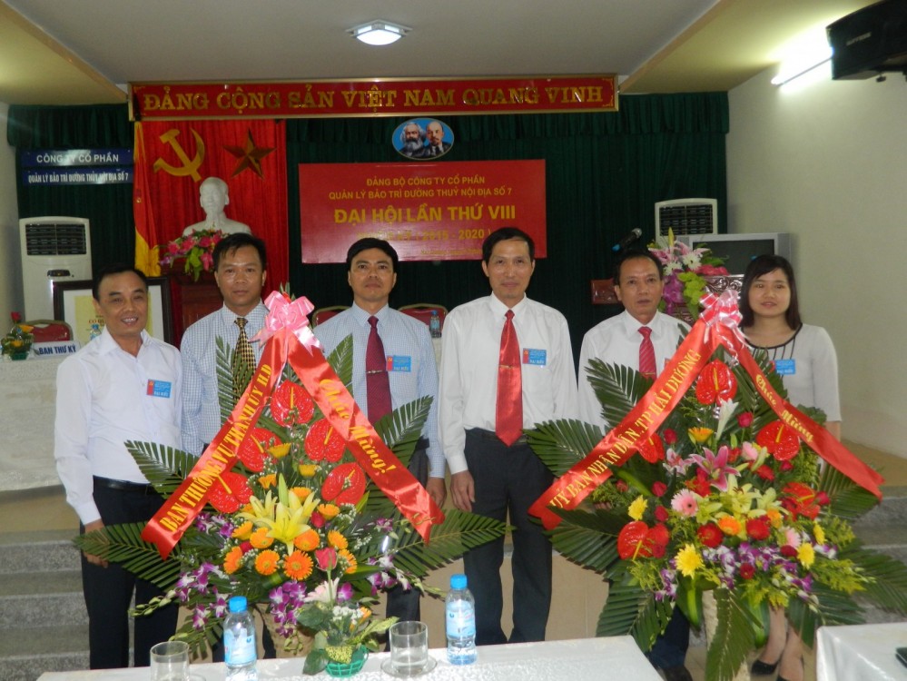 Đồng chí Phạm Hồng Khánh - Thường vụ Thành ủy - Trưởng Ban tuyên giáo Thành ủy Hải Dương tặng hoa chúc mừng đại hội