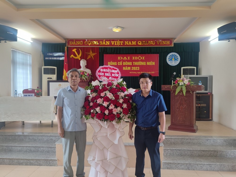 Ông Trần Đức Hùng đại diện SCIC tặng hoa chúc mừng đại hội