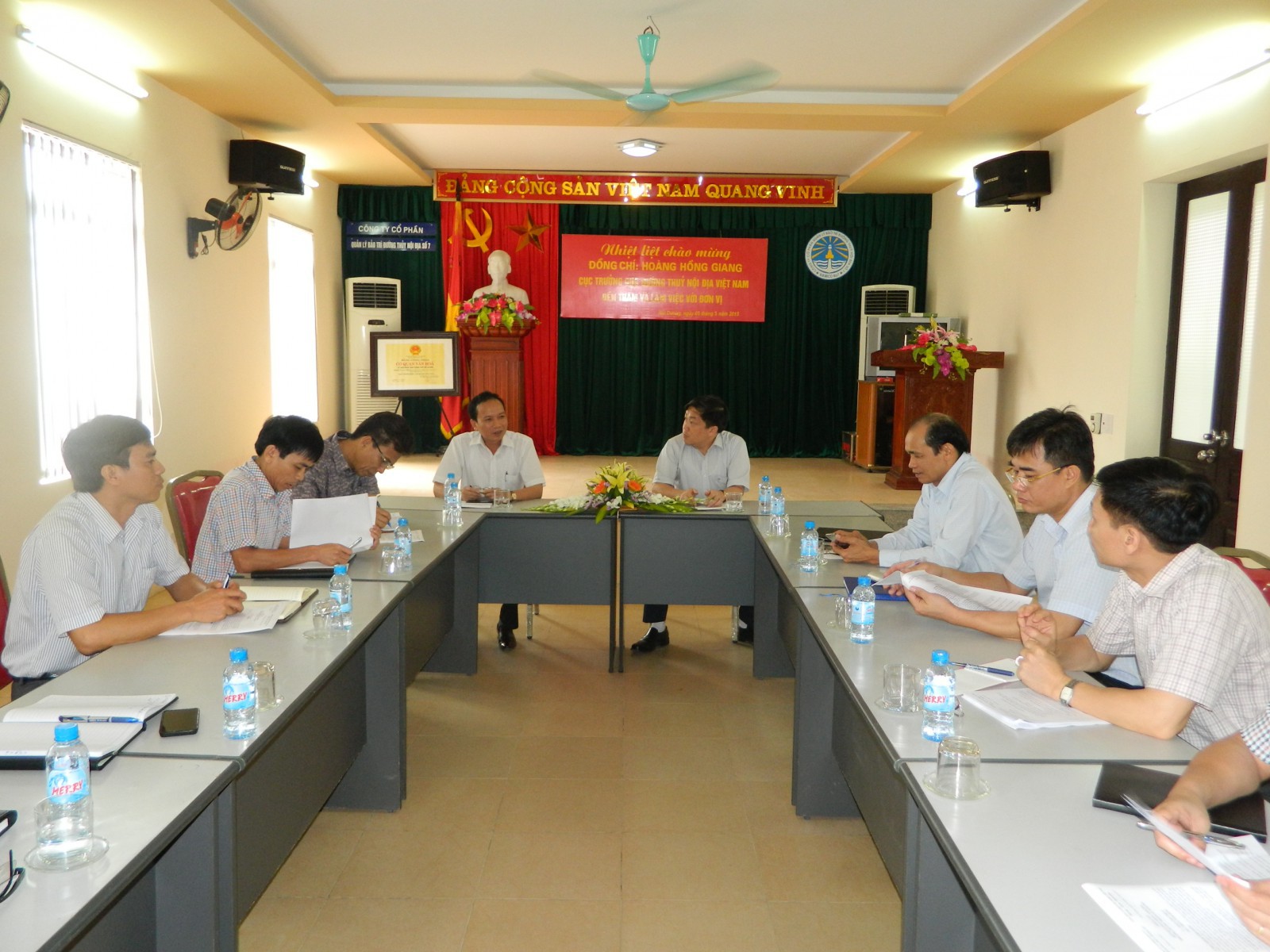 Đồng chí Hoàng Hồng Giang - Bí thư Đảng ủy - Cục trưởng Cục Đường thủy nội địa Việt Nam đến thăm và làm việc với Công ty năm 2015