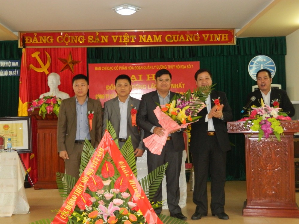 Đồng chí Vũ Xuân Kiều - Chủ tịch Công đoàn Cục Đường thủy nội địa Việt Nam tặng hoa chúc mừng Ban Kiểm soát tại Đại hội đồng cổ đông lần thứ nhất năm 2015