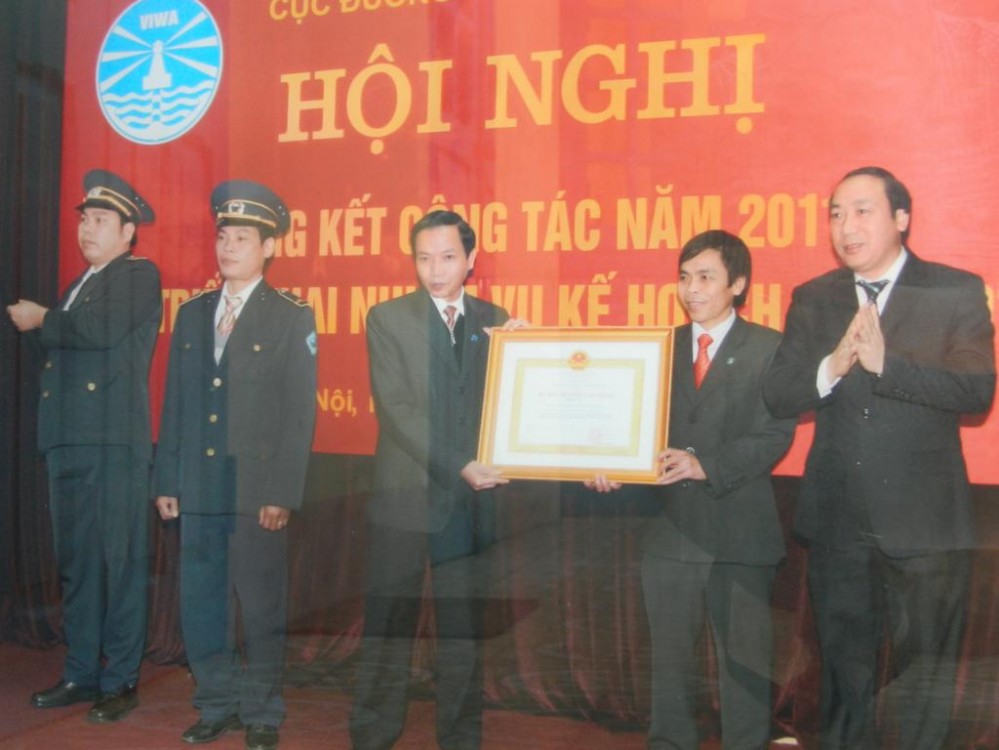 Đồng chí Nguyễn Hồng Trường - Thứ trưởng Bộ Giao thông Vận tải trao Huân chương lao động hạng Nhì năm 2012