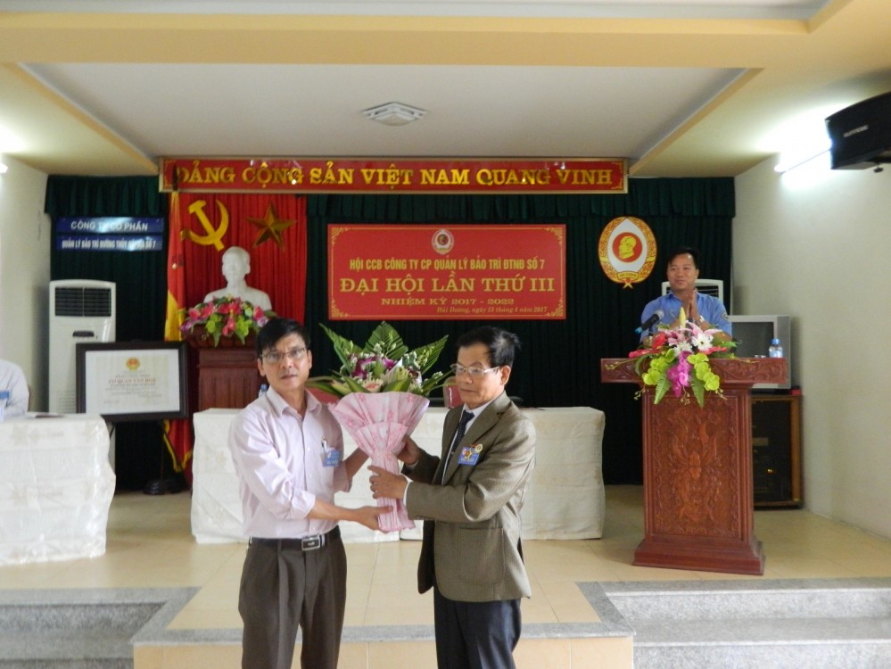 Đồng chí Nguyễn Hồng Vy - Phó Chủ tịch Hội CCB thành phố Hải Dương tặng hoa chúc mừng Đại hội