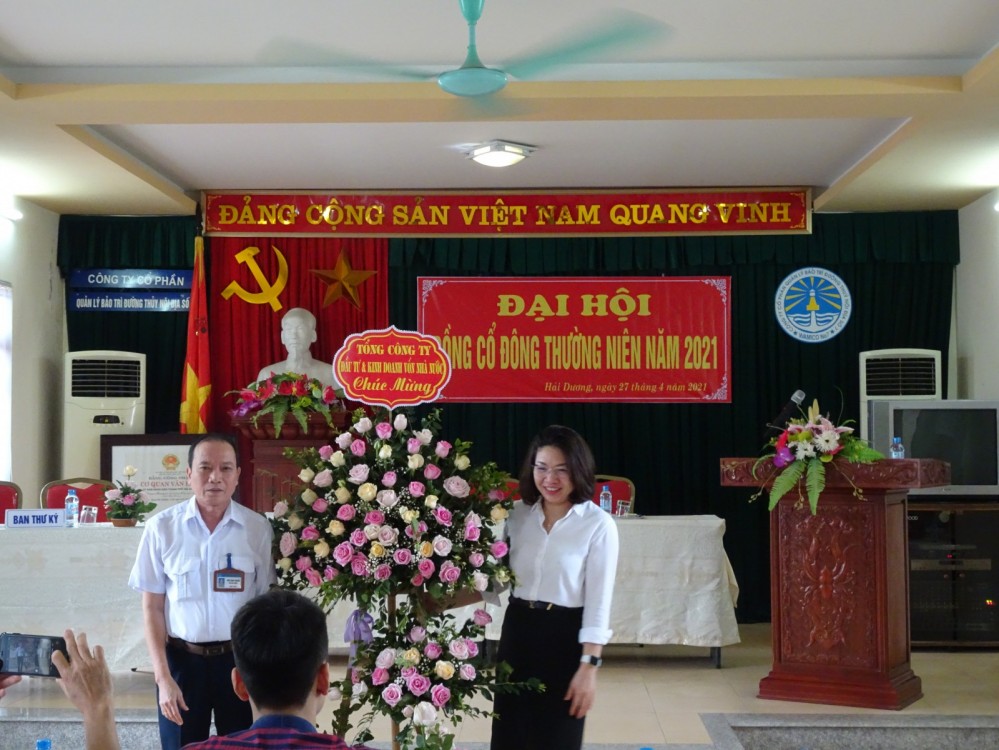 Bà Nguyễn Thị Hồng Loan - Phó trưởng Ban đầu tư 2 - SCIC tặng hoa chúc mừng đại hội
