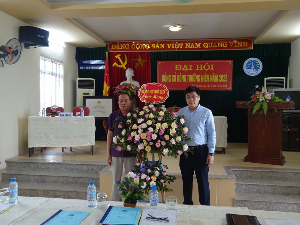 Ông Trần Đức Hùng - Phó trưởng ban đầu tư 2 - SCIC tặng hoa chúc mừng đại hội