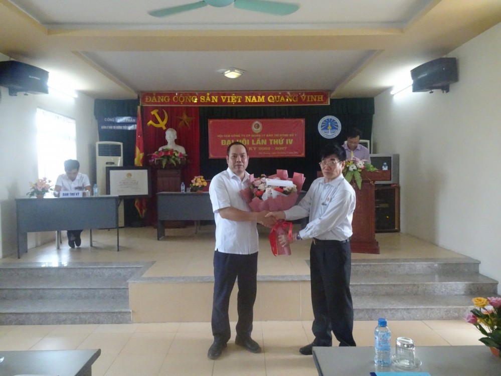 Đồng chí Nguyễn Minh Khương - Chủ tịch Hội Cựu Chiến binh thành phố Hải Dương tặng hoa chúc mừng Đại hội