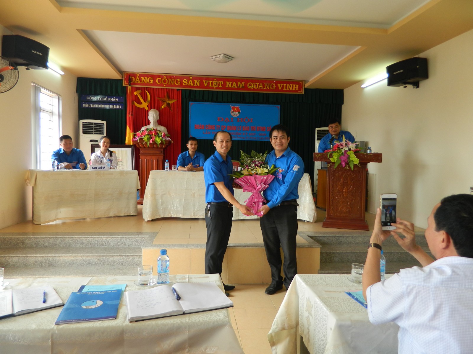Đồng chí Tăng Việt Thành - Phó Bí thư thành đoàn Hải Dương tặng hoa chúc mừng Đại hội