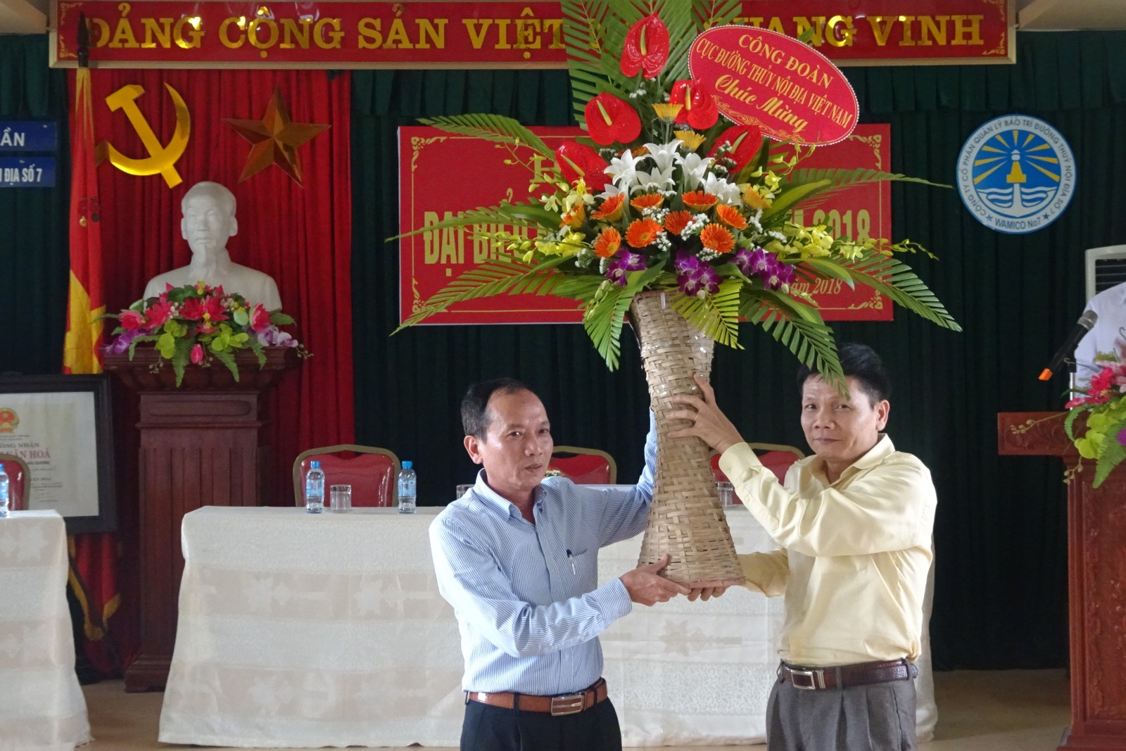 Đồng chí Ngô Văn Quang - Chủ tịch Công đoàn Cục Đường thủy Nội địa Việt Nam tặng hoa chúc mừng Hội nghị
