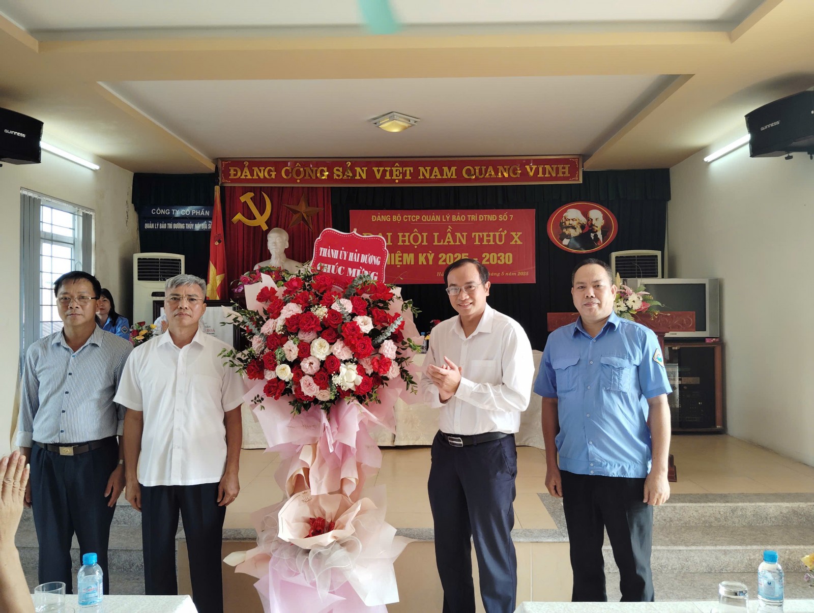 Đồng chí Phạm Đình Việt Đức - Thường vụ Thành ủy Hải Dương tặng hoa chúc mừng Đại hội