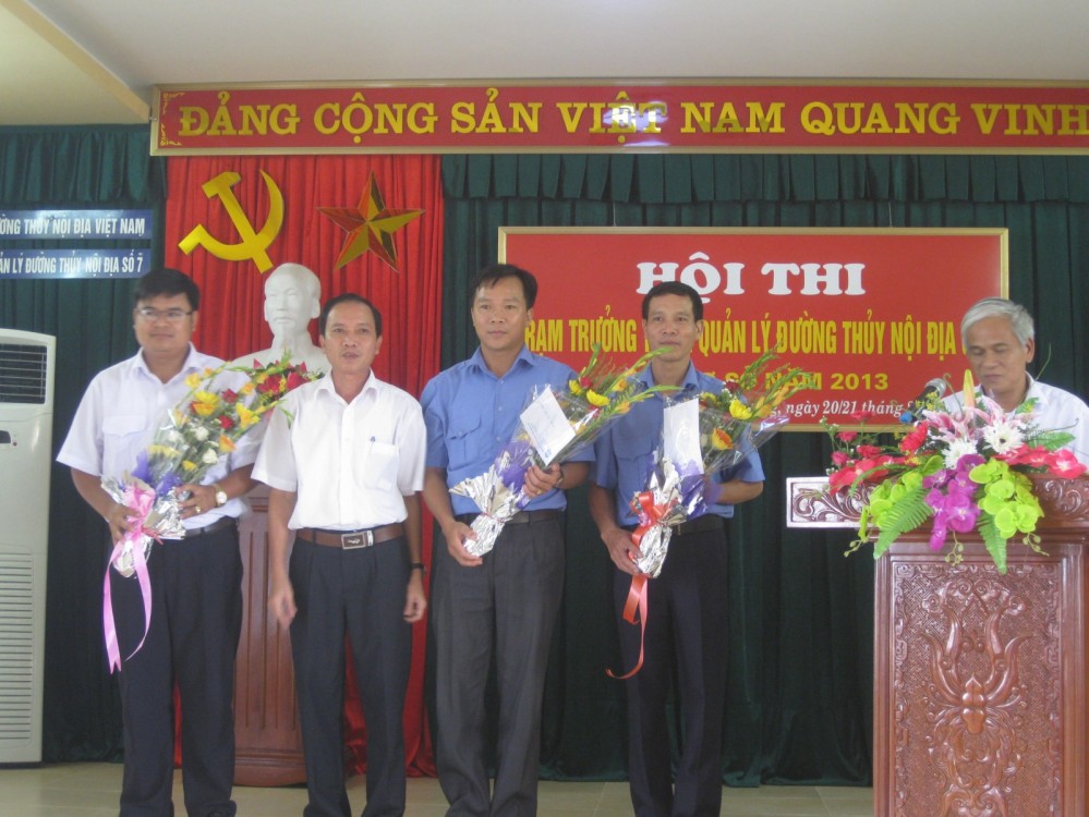 Đồng chí Vũ Cao Khải - Bí thư Đảng ủy - Giám đốc Công ty trao thưởng Nhất, Nhì, Ba cho các cá nhân đạt giải Hội thi Trạm trưởng giỏi cấp cơ sở năm 2013