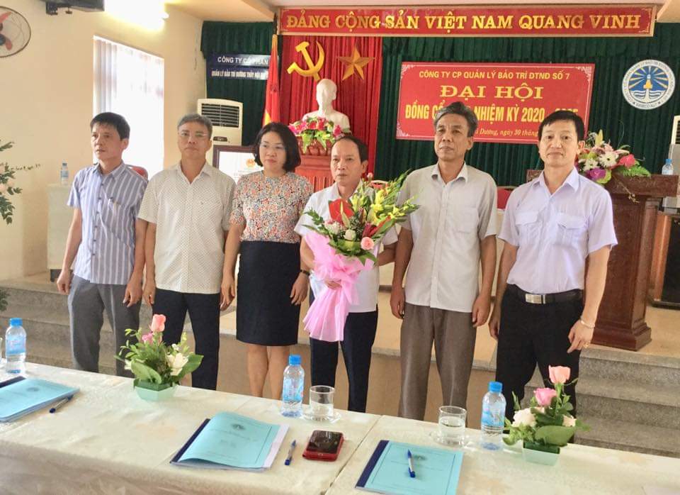 Bà Nguyễn Thị Hồng Loan - Phó trưởng Ban đầu tư 2 - SCIC tặng hoa chúc mừng Hội đồng quản trị nhiệm kỳ 2020 - 2025 tại Đại hội đồng cổ đông nhiệm kỳ 2020 - 2025